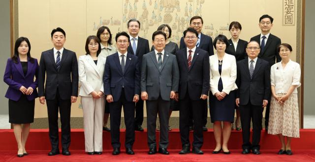 이재명 대통령이 4일 용산 대통령실에서 임명장 수여식 참석자들과 기념촬영을 하고 있다 이날 이 대통령은 김민석 국무총리 강훈식 대통령비서실장 위성락 국가안보실장 김용범 정책실장 이종석 국가정보원장 윤창렬 국무조정실장 이한주 국정기획위원장에게 임명장을 수여했다 사진연합뉴스