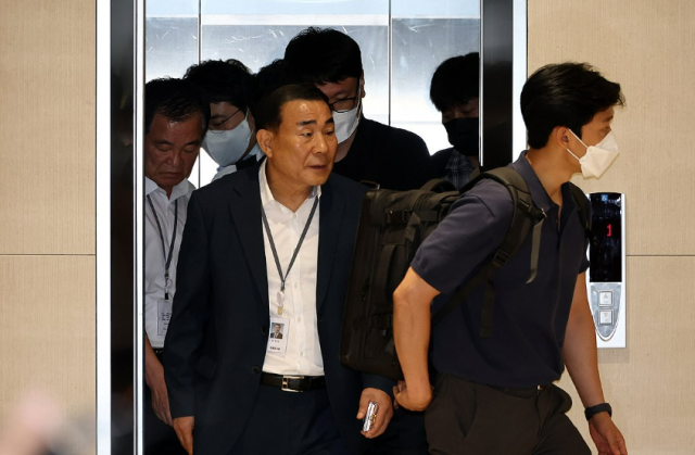 민중기 특별검사팀이 3일 서울 종로구 삼부토건이 입주한 빌딩에서 압수수색 중 이동하고 있다 사진연합뉴스