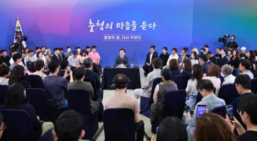 집권 한 달 맞은 李 대통령, 지지율 65%…국민의힘은 20%대 정체