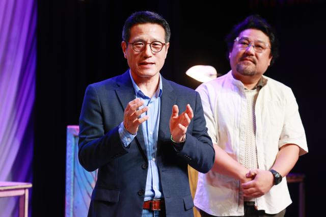 4일 서울 종로구 아르코꿈밭극장에서 열린 재개관 기념행사에서 정병국 한국문화예술위원회 위원장이 공연장을 소개하고 있다 사진연합뉴스