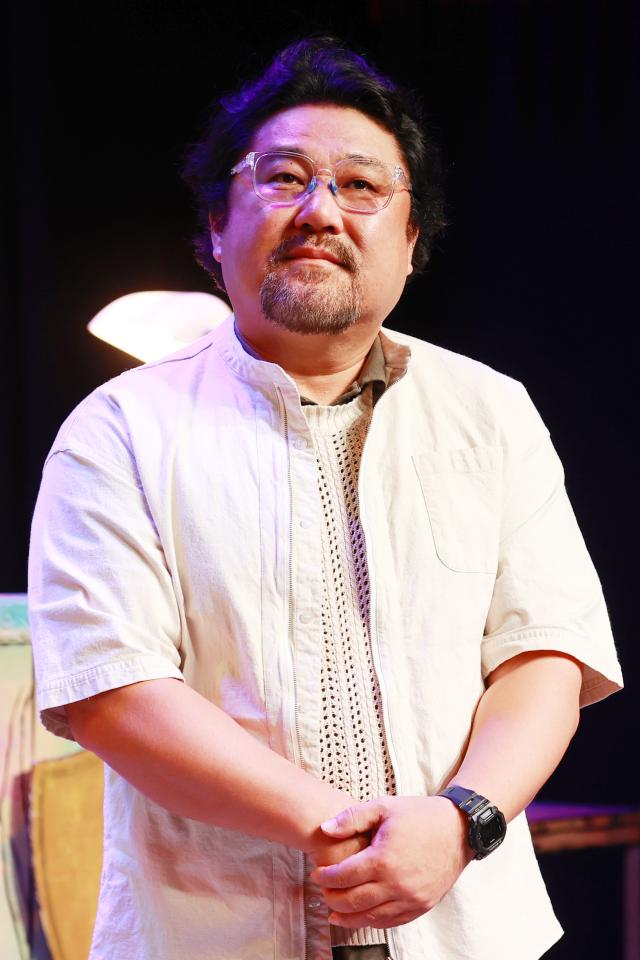 배우 고창석이 4일 서울 종로구 아르코꿈밭극장에서 열린 재개관 기념행사에서 공연장을 둘러보고 있다 사진연합뉴스