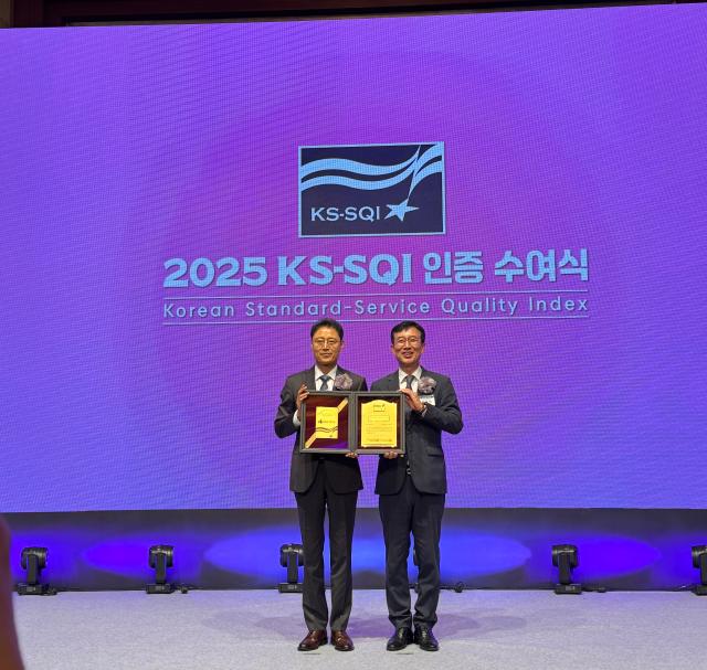 DB손해보험이 한국표준협회 주관의 2025 한국서비스품질지수 평가KS-SQI에서 장기보험과 자동차부문 동시 1위를 수상했다 사진DB손해보험