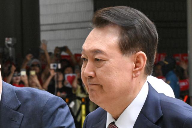 윤석열 전 대통령이 3일 서울 서초구 서울중앙지방법원에서 열린 내란 우두머리 혐의·직권남용 권리행사 방해 혐의 사건 9차 공판에 출석하고 있다  사진사진공동취재단
   