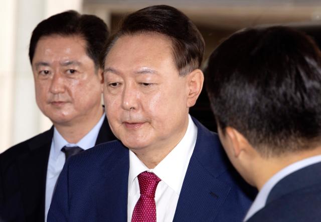 윤석열 전 대통령이 5일 내란 특검의 2차 조사를 받기 위해 조은석 특별검사팀 사무실이 있는 서울 서초구 서울고검에 출석하고 있다  사진공동취재
    