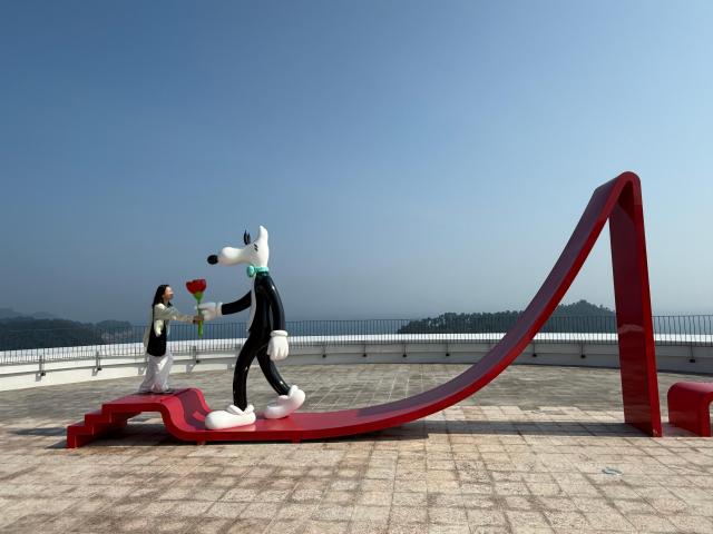씨모어씨 루프탑에 있는 스티븐 해링턴의 조형물