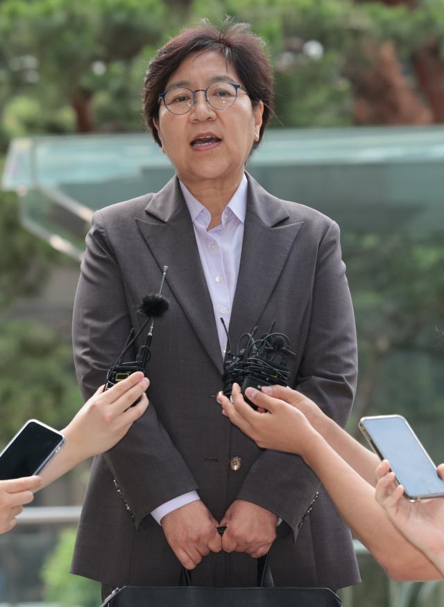정은경 보건복지부 장관 후보자가 지난달 30일 서울 중구 남대문로에 마련된 인사청문회 준비 사무실로 출근하며 취재진 질문에 답하고 있다 사진연합뉴스