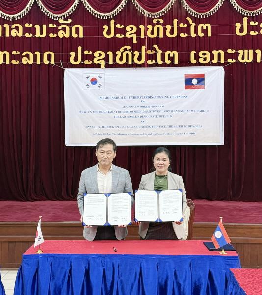 전춘성 진안군수왼쪽와 아누손 캄승사밧 라오스 노동사회복지부장관이 외국인 계절근로자 도입을 위한 업무협약을 체결하고 있다사진진안군