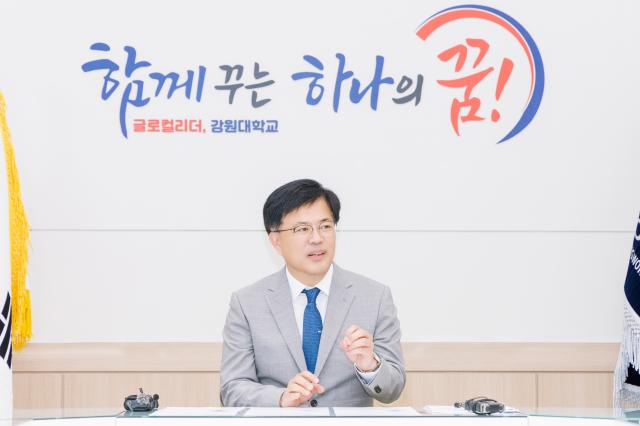 정재연 강원대 총장은 아주경제와 인터뷰에서  ‘서울대 10개 만들기’ 정책이 현실화된다면 대학 재정 1조원은 충분히 달성될 수 있을 것으로 보고 있다고 말했다 
