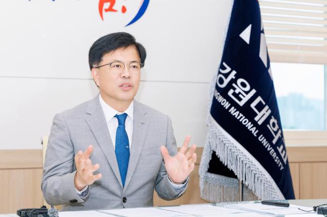 정재연 강원대 총장은 아주경제와 인터뷰하면서 강원 1도 1국립대학’ 통합모델은 강원특별자치도 내 국립대학 간 통합을 통해 지역의 균형 발전과 고등교육 혁신을 동시에 실현하고자 하고자 하는 새로운 대학 혁신 모델이다고 말했다