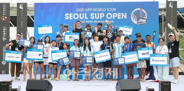 [포토] APP월드투어 서울 SUP 오픈 대회 남녀 수상자들과 함께