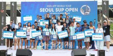 [포토] APP월드투어 서울 SUP 오픈 대회 남녀 수상자들과 함께