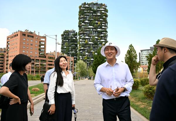 오세훈 서울시장이 4일현지시간 이탈리아 밀라노의 도시공간 혁신사례인 포르타 누오바 지구를 살피고 있다 사진서울시
