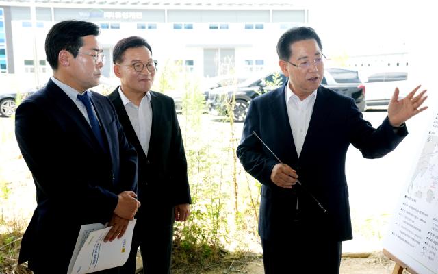 김영록 전라남도지사가 6일 나주 에너지국가산단 조성 현장을 방문한 박찬대 더불어민주당 국회의원에게 전남도 현안 해결을 위한 건의 및 협조를 요청하고 있다사진전남도