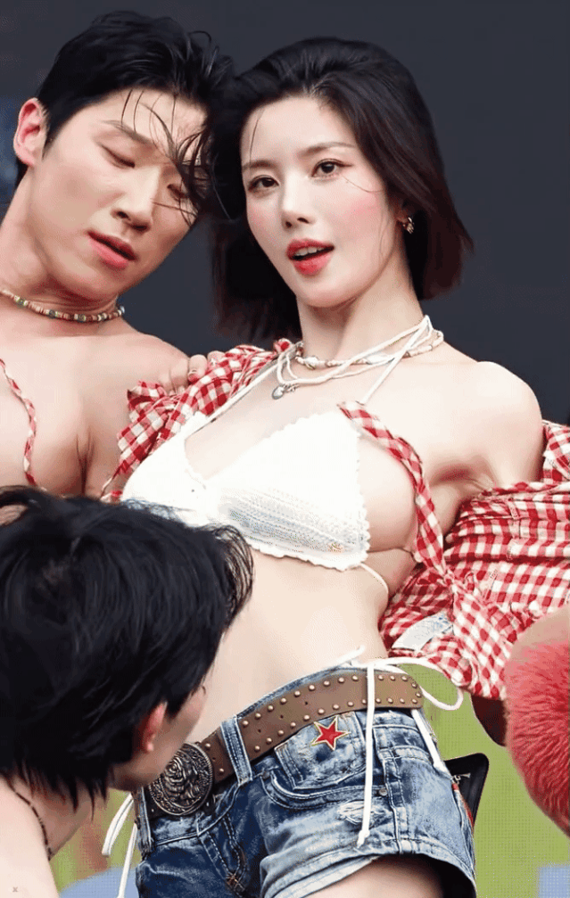 터질 듯한 볼륨감... '워터밤 여신' 권은비, 파격 퍼포먼스 보니