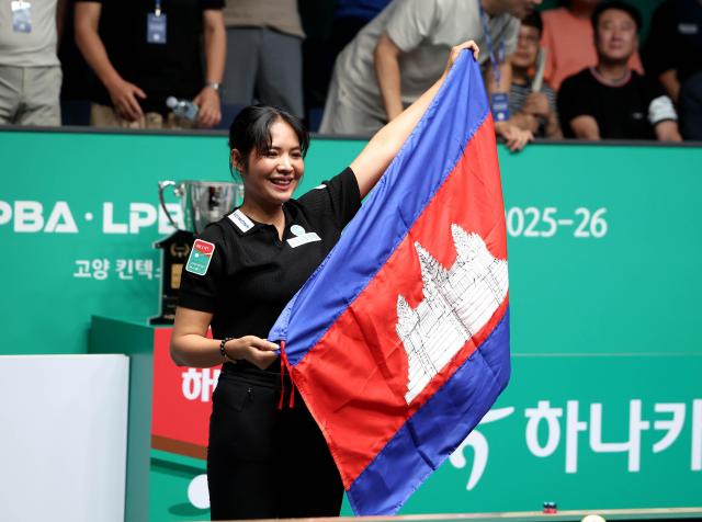 6일 캄보디아 당구 여제 스롱 피아비우리금융캐피탈가 1년 5개월 만에 프로당구 여자부 LPBA 우승 트로피를 들어올렸다 사진PBA