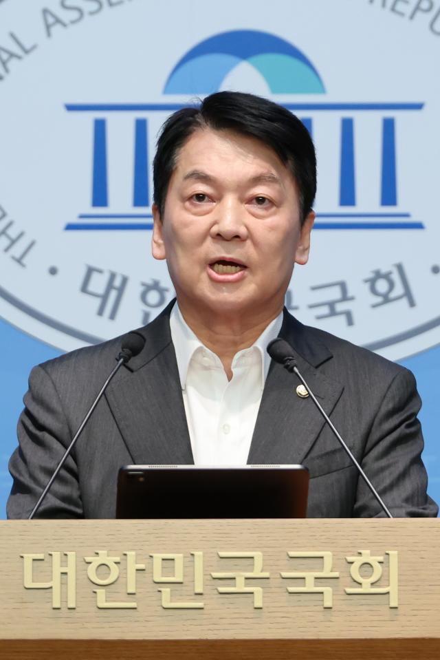 국민의힘 혁신위원장을 맡은 안철수 의원이 7일 서울 여의도 국회 소통관에서 위원장을 사퇴하고 전당대회 출마 의사를 밝히는 기자회견을 하고 있다 사진연합뉴스