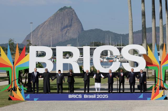 6일현지시간 브라질 리우데자네이루에서 열린 브릭스BRICS 정상회의 개막식에서 주요 참석자들이 함께 기념 촬영을 하고 있다 사진EPA·연합뉴스