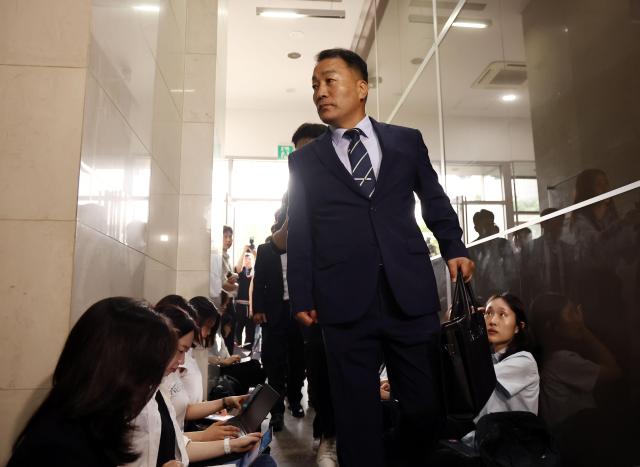 김계환 전 해병대사령관이 채상병 사건 수사방해 의혹과 관련 조사를 받기 위해 7일 서울 서초구 순직해병특검 사무실로 향하고 있다 202577 사진연합뉴스
