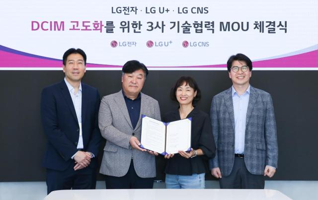 LG유플러스는 LG전자 LG CNS와 함께 인공지능AI과 디지털 트윈 기술을 접목한 데이터센터 냉방 효율화 기술 실증에 나선다고 7일 밝혔다 사진은 왼쪽부터유우진 LG전자 Open Innovation TF 담당 박완규 LG전자 칠러사업담당 정숙경 LG유플러스 AIDC사업담당 오중수 LG CNS 스마트시티서비스담당이 2일 LG유플러스 용산사옥에서 열린 협약식에서 기념촬영을 하고 있는 모습사진LG유플러스