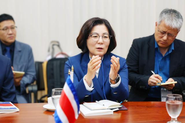 코스타리카 산호세 대통령궁에서 제1부통령과 면담하고 있는 김보라 안성시장 모습 사진안성시