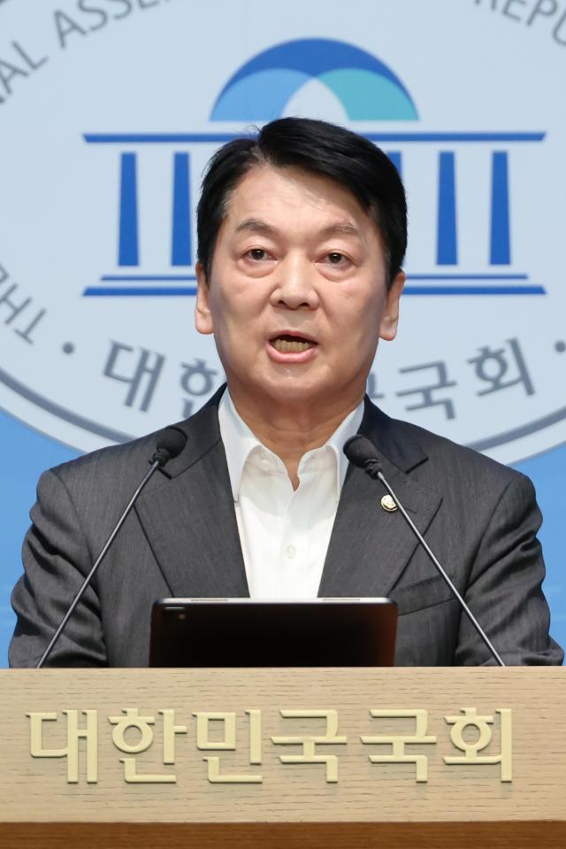 국민의힘 혁신위원장을 맡은 안철수 의원이 7일 서울 여의도 국회 소통관에서 위원장을 사퇴하고 전당대회 출마 의사를 밝히는 기자회견을 하고 있다 사진연합뉴스