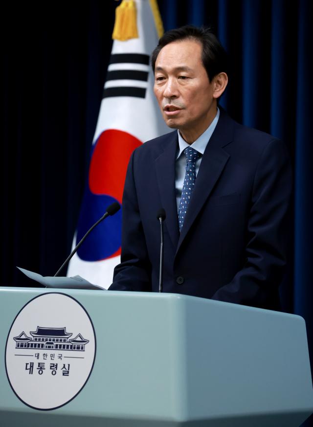 우상호 대통령실 정무수석이 7일 서울 용산 대통령실 청사에서 이재명 대통령과 김민석 국무총리의 주례회동 관련 브리핑을 하고 있다사진연합뉴스