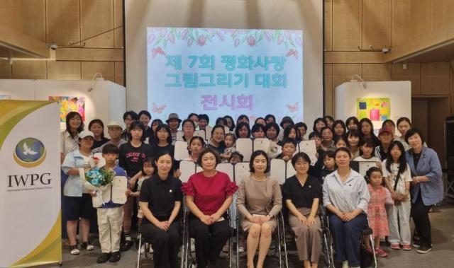 세계여성평화그룹IWPG 글로벌 8국이 지난 5일 제7회 평화사랑 그림그리기 국제대회 예선 시상식과 전시회를 동작구 동작아트갤러리에서 개최했다고 7일 밝혔다 사진IWPG 제공