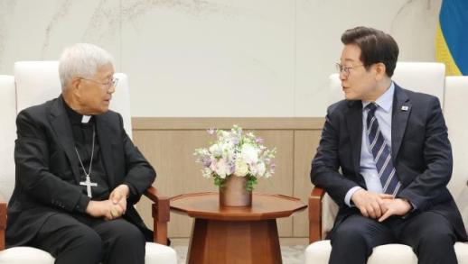 李, 전방위 외교…14개국 특사파견·교황방북 논의