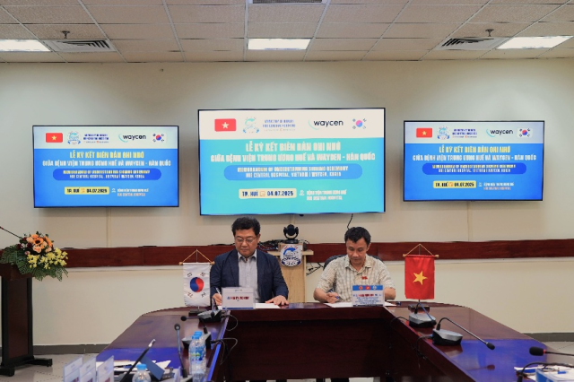 Ông Kim Kyung-nam CEO công ty Waycen trái ký kết Biên bản ghi nhớ hợp tác với ông Phạm Như Hiệp Giám đốc Bệnh viện TW Huế ẢnhWaycen