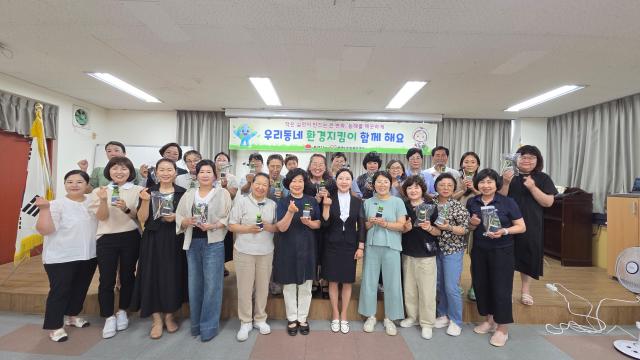 동해시자원봉사센터가 환경 보호와 자원 재활용 인식 확산을 위한 우리동네 환경지킴이 프로그램의 첫 번째 업사이클링 체험 활동을 성공적으로 마치고 있다 사진동해시자원봉사센터