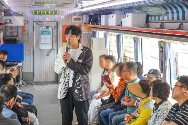 지난달 15일 열린 가수 황기동의 팔도장터관광열차 내 공연 장면 사진코레일관광개발