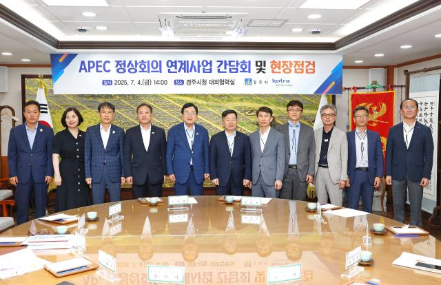지난 4일 경주시청 대외협력실에서 주낙영 경주시장왼쪽 5번째부터 강경성 KOTRA 사장 이지형 부사장 한정희 경제협력실장 등과 APEC 연계 사업 성공을 기원하고 있다 사진경주시