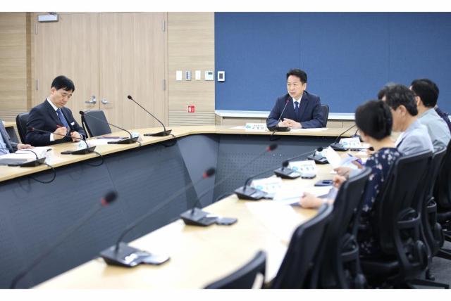 9일 오후 경기도청 서희홀에서 고영인 경제부지사 AI국장 및 관련 실국장 등이 참석한 가운데 경기 AI혁신행정 추진단 2차 회의가 열리고 있다 사진경기도