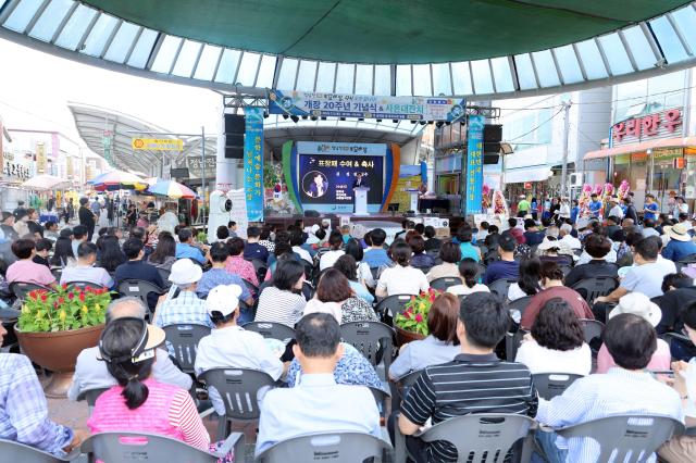 정남진 장흥 토요시장이 개장 20주년 행사가 지난 5일 성황리에 개최됐다사진장흥군