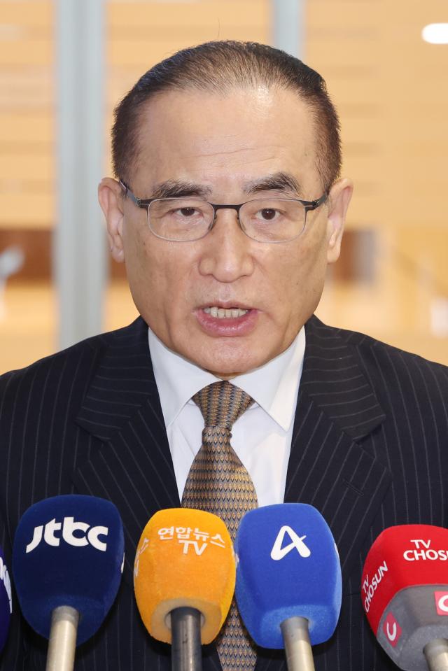 위성락 국가안보실장이 방미 일정을 위해 6일 인천국제공항을 통해 미국 워싱턴DC로 출국하기 앞서 취재진의 질문에 답하고 있다사진연합뉴스