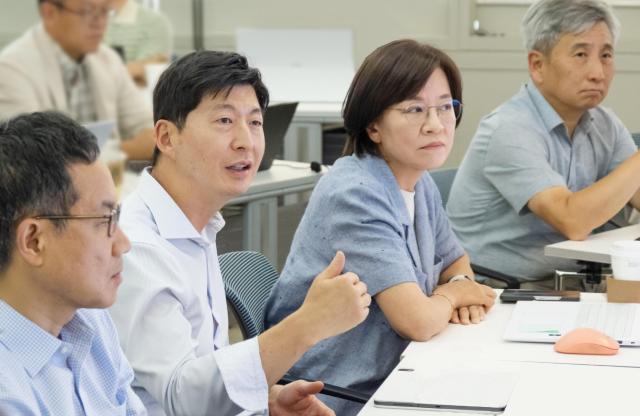 지난 7월 4일 GS타워 본사에서 허세홍 GS칼텍스 사장가운데을 포함한 회사 임원들을 대상으로 생성형AIGenAI 교육이 진행되고 있는 모습 사진GS칼텍스