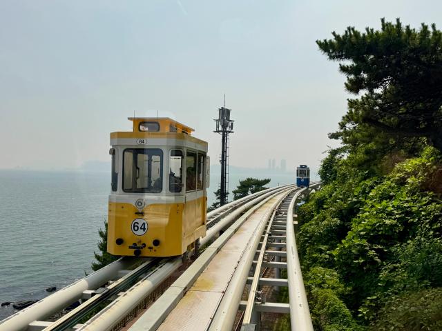 해운대구에 있는 해운대 블루라인파크에서는 캡슐형 열차인 스카이캡슐을 타고 해안 절경을 감상할 수 있다 사진강상헌 기자