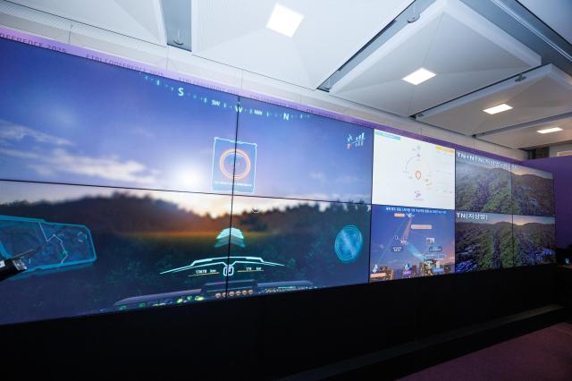 ETRI 연구진이 지난 ETRI 컨퍼런스 2025 전시장에서 지상-위성 통합 6G 초공간 통신 기술을 시연하고 있다 사진ETRI