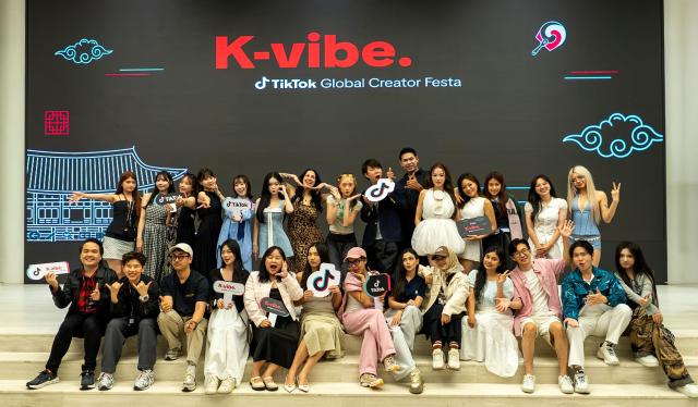 7월 2일부터 7일까지 틱톡과 한국관광공사가 공동 주최한 ‘K-바이브 틱톡 글로벌 크리에이터 페스타’에 참여한 글로벌 크리에이터들이 즐겁게 포즈를 취하고 있다 사진틱톡

