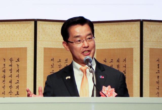 박철희 주일 한국대사가 6월 19일 뉴오타니호텔 도쿄에서 열린 주일 한국대사관 주최 한일 국교 정상화 60주년 기념 리셉션에서 인사말을 하고 있다 사진연합뉴스