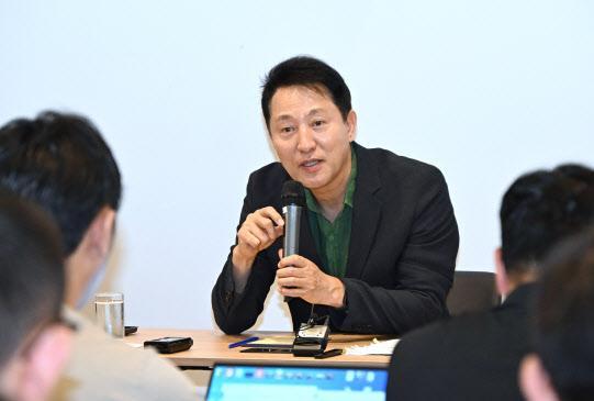 오세훈 서울시장이 5일현지시간 이탈리아 밀라노의 한 호텔에서 열린 동행기자단 간담회에서 발언하고 있다 사진서울시