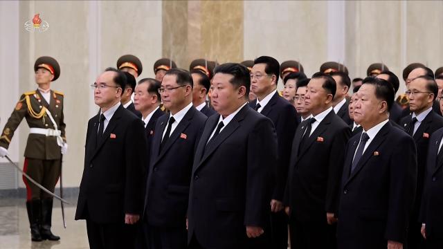 김정은, '김일성 31주기' 맞아 금수산태양궁전 참배