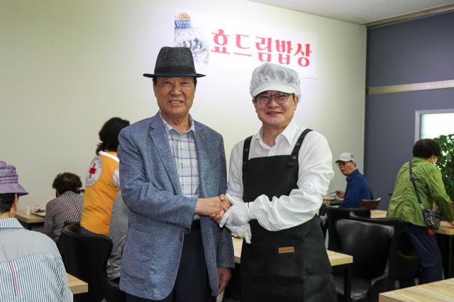 김포시는 지난 6월 9일부터 지역 어르신을 위한 무료 급식사업 ‘효드림밥상’을 개시했다 사진김포시
