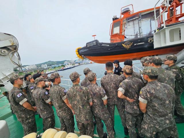8일 해군사관학교 3학년 사관생도 143명을 대상으로 청사 견학을 성공적으로 마치고 있다 사진동해해경청