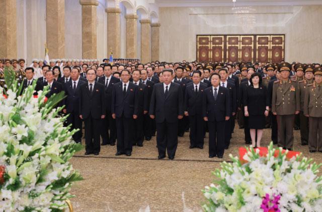 Kim Jong-un visits mausoleum on his grandfathers death anniversary