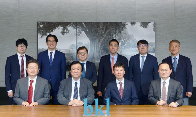 태평양 재난안전전략연구소 구성원들이 기념사진을 촬영했다 사진법무법인 태평양