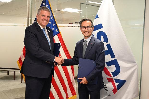 토마스 하디 USTDA 청장 대행왼쪽과 빈스 디존 필리핀 교통부 장관이 조인식에 참석했다 사진필리핀 교통부 제공