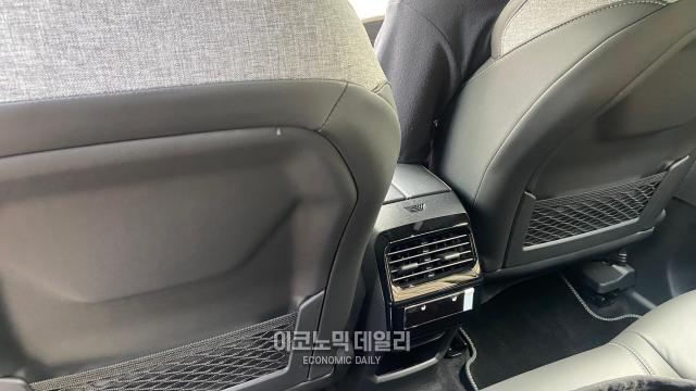 푸조 올 뉴 3008 하이브리드 뒷좌석사진김지영 기자