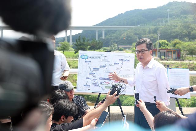 8일 오후 김동연 경기도지사가 양평군 양서면의 서울-양평고속도로 현장을 방문하여 점검하고있다 사진경기도