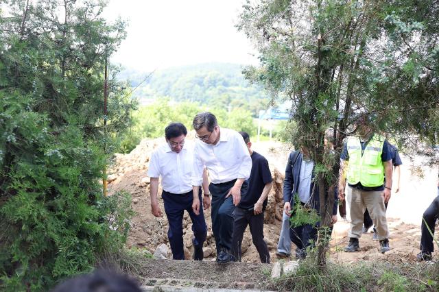 8일 오후 김동연 경기도지사가 양평군 강상면 폭염취약현장 도로공사 현장을 방문하여 폭염대처 상황 점검을 하고 있다 사진경기도